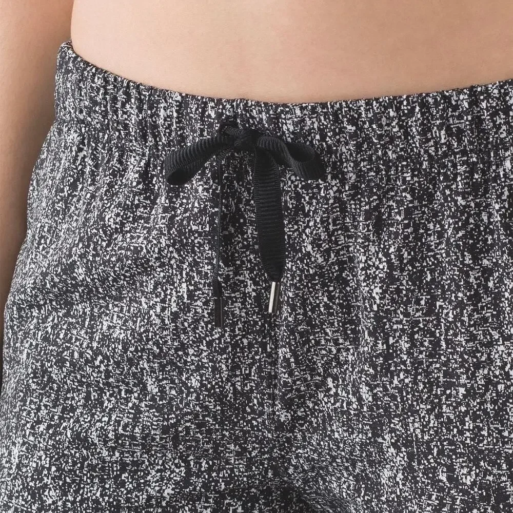 LULULEMON Jet Crop Pant Power Luxtreme Suited Jacquard Black White 4